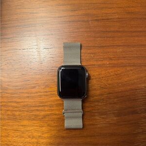 Apple Watch Series 4 (40mm) Space Gray + Milanese Loop Band